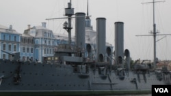 停泊在圣彼得堡涅瓦河上的阿芙乐尔巡洋舰。作为十月革命象征的这艘军舰去年已被拖走,目前在船厂中修理。(美国之音白桦拍摄)