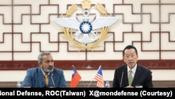 2025年6月17日,台湾国防部长顾立雄(右)与来访的美国“国会台湾连线”(Congressional Taiwan Caucus)的共同主席、加州民主党众议员阿米·贝拉(Ami Bera)在台北举行的一个记者会上 (照片来源: 台湾国防部)