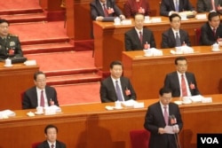 大会主席台就坐的习近平、李克强和俞正声,张德江委员长主持会议。 (2016年3月5日 美国之音金子莹拍摄)