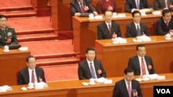 中国全国人大常委会委员长张德江(下方站立致辞者)3月5日在十二届全国人大四次会议第二次会议开幕式上(美国之音金子莹拍摄)