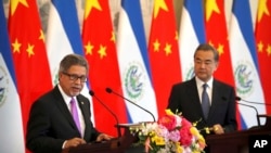 萨尔瓦多外长卡斯塔内达(左)和中国外长王毅在北京国宾馆举行的建交仪式上。(2018年8月21日)