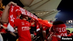 香港球迷在一场和巴林的足球友谊赛上对中国国歌发出嘘声(2017年11月9日)