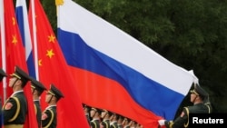 资料照片: 中国军人在北京人大会堂外为中国国家主席习近平欢迎俄罗斯总统普京而举行的仪式做准备。(2018年6月8日)