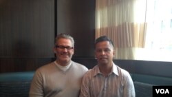 男同性伴侣马修·曼塞尔(左)和强诺·埃斯佩霍 (美国之音亚微拍摄)