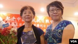 郭开智(左)接受美华总会长李社潮颁奖(美国之音国符拍摄)