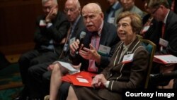 纽约大学法学院孔杰荣教授与会发问,右为美中关系全国委员会主席希尔斯(Carla Hills)