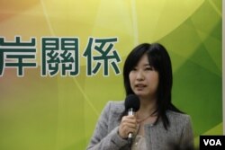 台湾佛光大学公共事务系助理教授曾于蓁 (美国之音记者杨明拍摄)