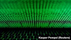 一个被显示的网络代码点亮的计算机键盘的插图照（路透社）。