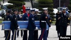 联合国军司令部的仪仗队在韩国首尔举行的仪式中抬着装有联合国军人遗骨的箱子,那些军人在1950年至1953年的朝鲜战争中丧生 (2016年4月28日)。