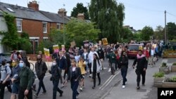 在英格兰西部牛津的“欢迎庇护”移民支持服务办公室外,抗议者举行反示威游行,抗议极右翼分子发起的反移民抗议活动。(2024年8月7日)