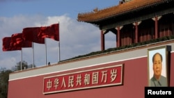 资料照片:天安门广场的毛泽东像。(2015年12月2日)