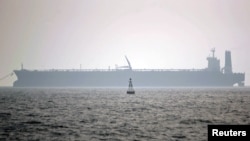 波斯湾一艘伊拉克油轮1月1日被发现有一枚水雷贴在船身一侧，船员已经紧急撤离。