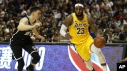 2019年10月10日,洛杉矶湖人队在上海同布鲁克林篮网队比赛中。