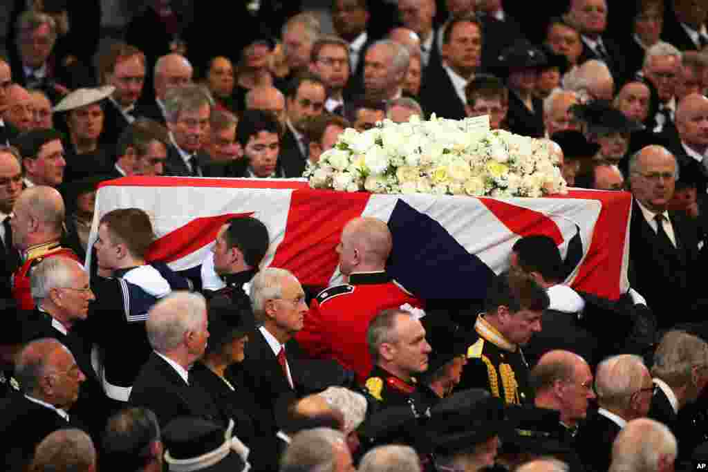 Linh cữu của cựu Thủ tướng Thatcher rời Nhà thờ Thánh Phao-lô.