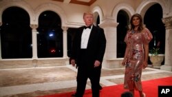 美国总统川普和第一夫人梅拉尼亚在他的佛罗里达湖海庄园参加新年除夕晚会。(2017年12月31日)