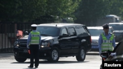 美中经贸磋商结束后,美国官员乘车离开美国驻华使馆(2018年5月4日路透社)