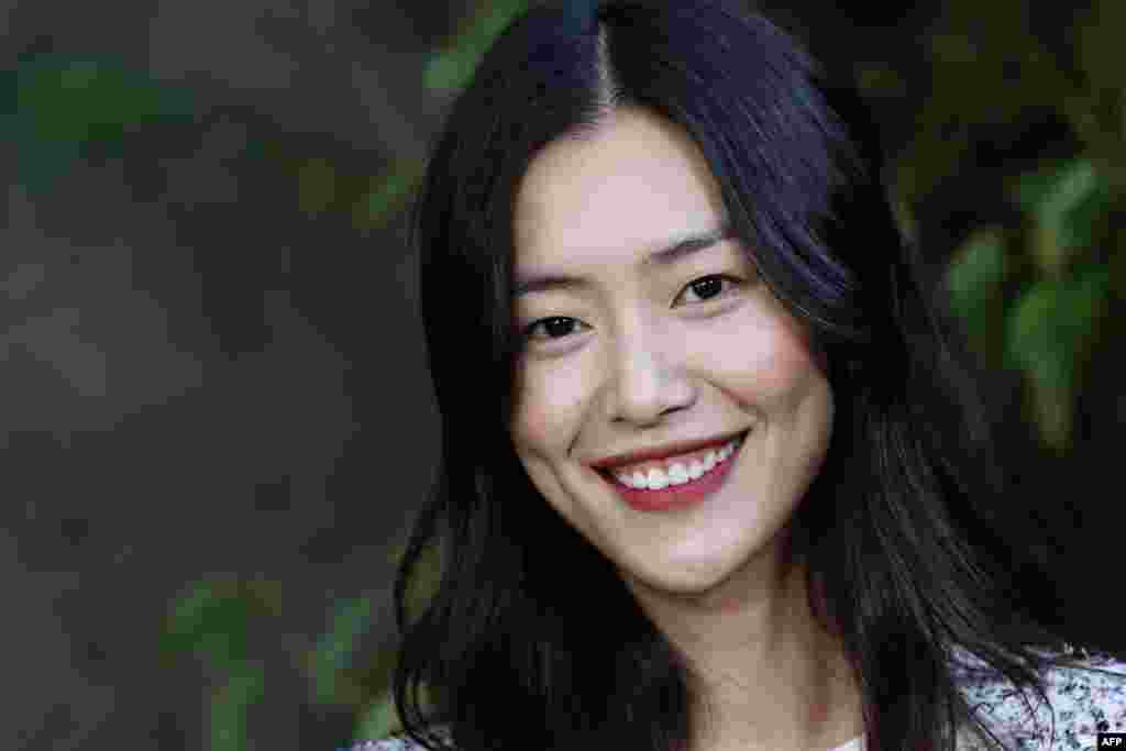 中国超级模特刘雯2017年10月3日亮相香奈儿2018春夏女性成衣系列时装秀。2018年2月19日,她在美国社交媒体Instagram上拜年时用英语写了"Happy Lunar New Year"(农历新年快乐)而招致一些中国网民的愤怒。他们责怪她不写 "Happy Chinese New Year"(中国新年快乐),还说这是忘本、“恶心”“跪舔韩国”。