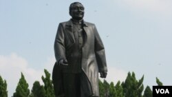 中国特区深圳的邓小平像（美国之音张楠拍摄）