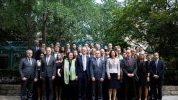 来自多个国家的几十名外交官在2021年8月11日斯帕弗案宣判日到加国驻北京大使馆声援(路透社)