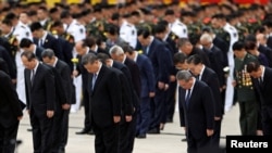 中共建政75周年之前,中国领导人习近平与其他中共领导人在天安门广场的人民英雄纪念碑前致敬默哀。(2024年9月30日)
