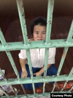 曼谷警察局铁窗后的中国政治流亡者吴玉华(网名哎乌)