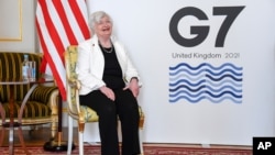 G7峰会前,美国财政部长耶伦在位于伦敦的兰开斯特宫与G7成员国的财政部长合影留念。(2021年6月5日)