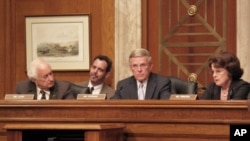 多根参议员(中)主持听证