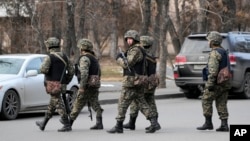 哈萨克斯坦军人在阿拉木图街头巡逻(2022年1月13日)