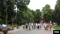 莫斯科新圣母公墓,左侧为叶利钦墓。(美国之音白桦拍摄)