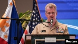 资料照片：美国印太司令部司令、海军上将萨缪尔·帕帕罗在菲律宾马尼拉一场会议中发表讲话。(2024年8月27日)