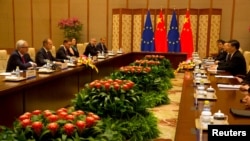 中国国家主席习近平在北京钓鱼台国宾馆会见到访的欧盟委员会主席容克和欧洲理事会主席图斯克。 (2018年7月16日)