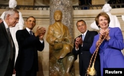 罗莎.帕克斯的铜像揭幕后,奥巴马总统与参议院多数党领袖里德,左1,众议院议长贝纳,右2,及众议院少数党领袖佩洛西一起鼓掌