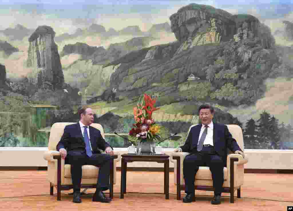 中国国家主席习近平在北京人民大会堂会见俄罗斯总统办公厅主任瓦伊诺(2018年10月17日)。习近平没有会见10月8日短暂访问北京的美国国务卿蓬佩奥,而蓬佩奥在美国的地位高于瓦伊诺在俄罗斯的地位,这显示目前的美俄关系好于美中关系。