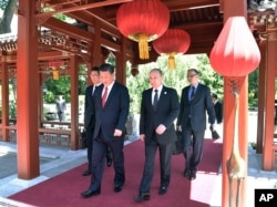 在北京的 “一带一路”国际合作高峰论坛开幕式前,中国国家主席习近平和俄罗斯总统普京走在一起(2017年5月14日)。