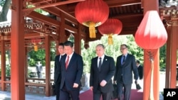 在北京的 “一带一路”国际合作高峰论坛开幕式前,中国主席习近平和俄罗斯总统普京走在一起(2017年5月14日)