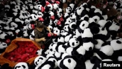 中国江苏连云港的一名工人正在制作出口美国和欧洲市场的熊猫玩具。(2017年10月9日)