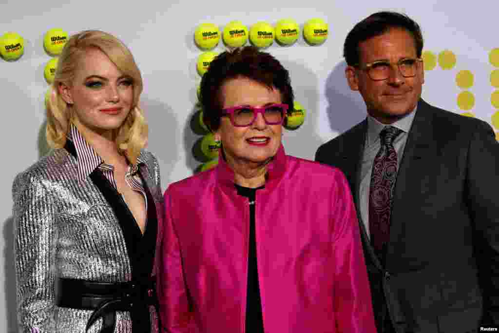 2017年9月16日,电影“性别之战”的洛杉矶首映式上,演员艾玛斯通,史蒂夫·卡雷尔与前网球运动员比利·金合影。