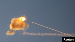 美国援助的以色列铁穹反导系统拦截了来自加沙地带的一枚火箭弹(路透社2021年5月17日)