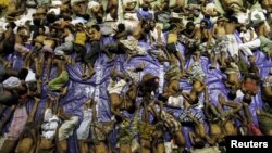 Những người dân đào tị được tin là người Rohingya đang nằm nghỉ trong một khu lưu trú sau khi được cứu khỏi tàu.