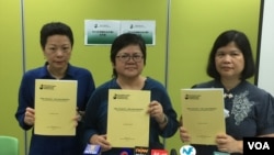 记协副主席任美贞(左起)、主席岑倚兰及年报编辑麦燕庭(美国之音海彦拍摄)