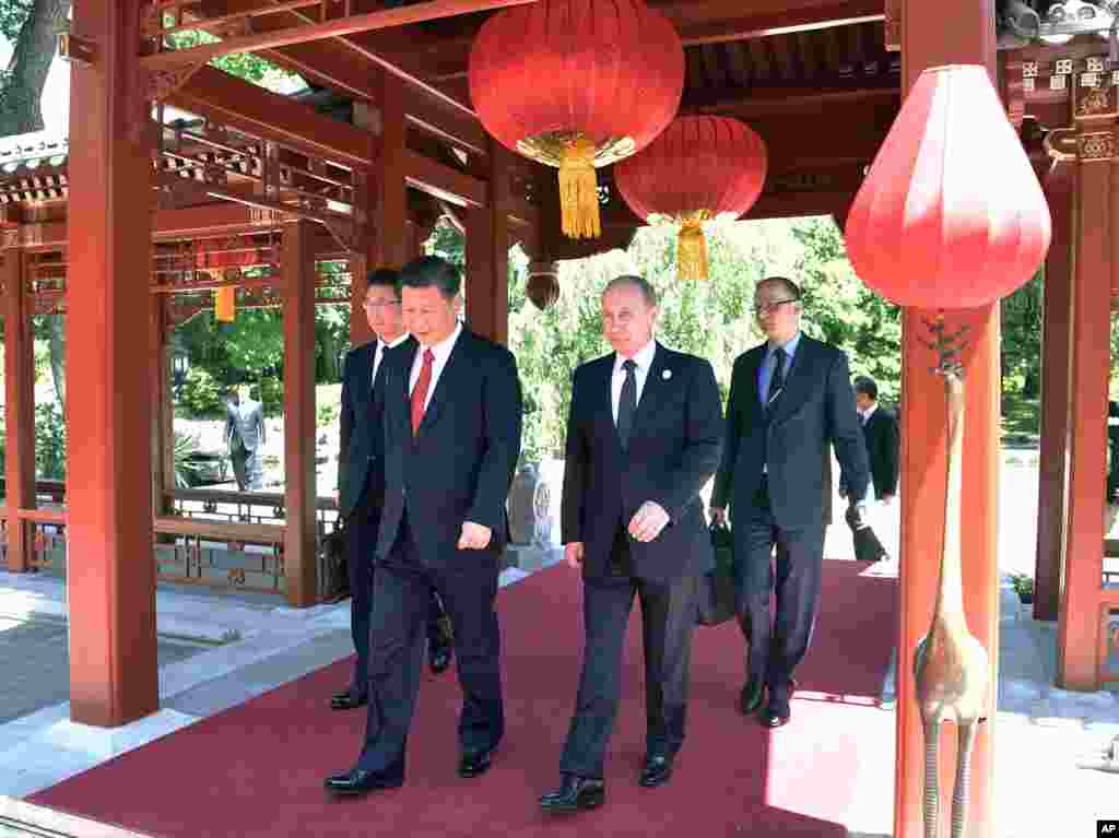 在北京的 “一带一路”国际合作高峰论坛开幕式前,中国主席习近平和俄罗斯总统普京走在一起(2017年5月14日)