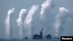 台湾诺克斯级巡航舰参加宜兰海军基地附近举行的军演。 (2018年4月13日)