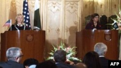 Держсекретар Гілларі Клінтон і міністр закордонних справ Пакистану Гіна Раббані Хар в Ісламабаді