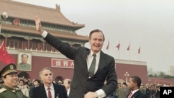 老布什就职一个月后访华1989年2月25日在天安门前向民众挥手(美联社)