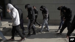 涉嫌金融犯罪的中国人被尼泊尔警方从加德满都的一个拘留中心押往法庭。(2019年12月24日)