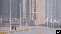 中国武汉市,人们戴着口罩在街道上行走。(2020年1月28日)