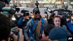 Ngôi sao bóng rổ đã về hưu Dennis Rodman tại đáp chuyến bay đi Bắc Triều Tiên từ phi trường ở Bắc Kinh, ngày 19/12/2013.