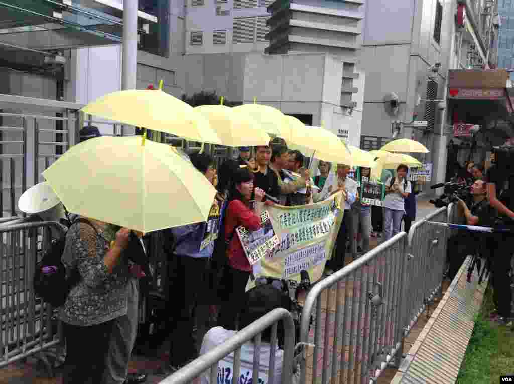 多个民间团体到中联办要求释放中国内地人士 (美国之音图片/海彦拍摄)