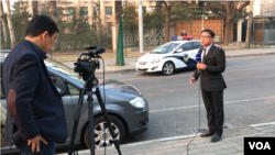 2017年3月4日下午,朝鲜驻中国大使馆外,韩国媒体在关注被马来西亚驱逐的朝鲜人李忠哲抵达北京后的活动。(美国之音叶兵拍摄)