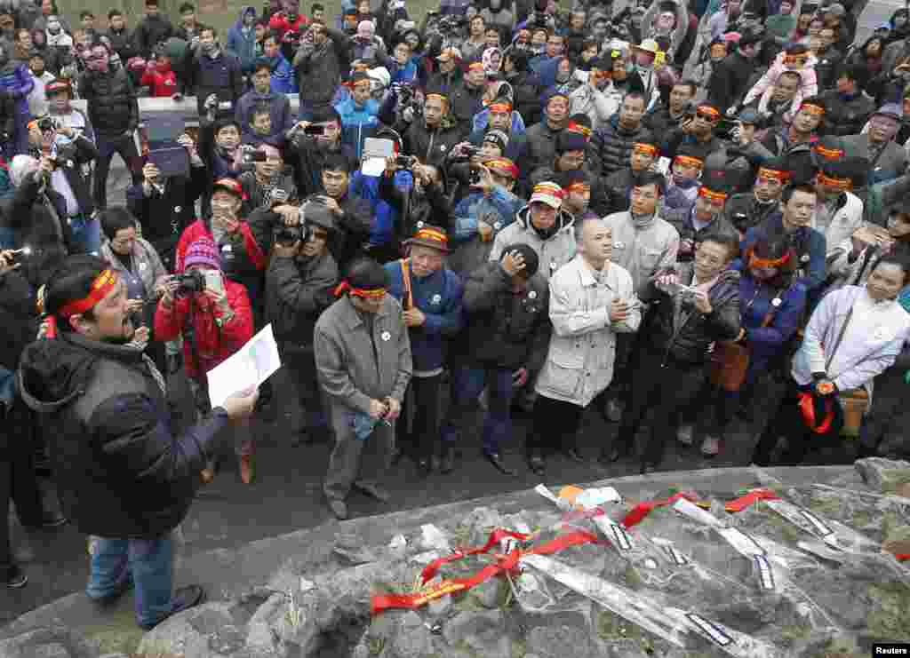 Người biểu tình chống Trung Quốc đọc thông điệp trong cuộc tuần hành đánh dấu kỷ niệm 35 năm cuộc chiến tranh biên giới Việt-Trung tại Hồ Hoàn Kiếm ở Hà Nội, ngày 16/2/2014.